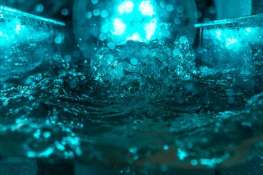 Suyun dokusu, hava kabarcıklarının oluşturduğu gürleyen bir kaostur. Mavi ışıkta dışarıya doğru kaçıyorlar.