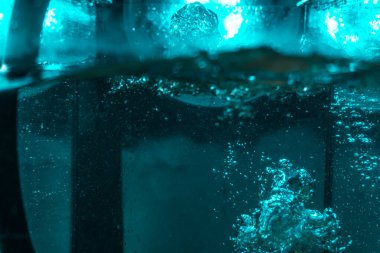 Suyun dokusu, hava kabarcıklarının oluşturduğu gürleyen bir kaostur. Mavi ışıkta dışarıya doğru kaçıyorlar.