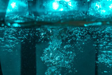 Suyun dokusu, hava kabarcıklarının oluşturduğu gürleyen bir kaostur. Mavi ışıkta dışarıya doğru kaçıyorlar.