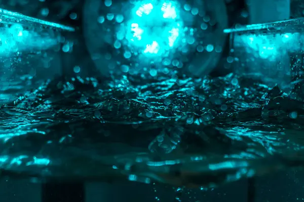 Suyun dokusu, hava kabarcıklarının oluşturduğu gürleyen bir kaostur. Mavi ışıkta dışarıya doğru kaçıyorlar.