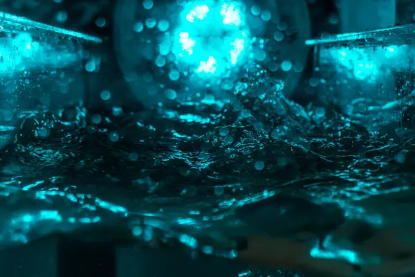 Suyun dokusu, hava kabarcıklarının oluşturduğu gürleyen bir kaostur. Mavi ışıkta dışarıya doğru kaçıyorlar.