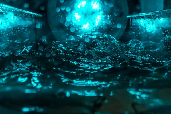 Suyun dokusu, hava kabarcıklarının oluşturduğu gürleyen bir kaostur. Mavi ışıkta dışarıya doğru kaçıyorlar.