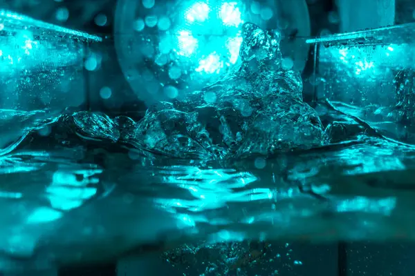 Suyun dokusu, hava kabarcıklarının oluşturduğu gürleyen bir kaostur. Mavi ışıkta dışarıya doğru kaçıyorlar.