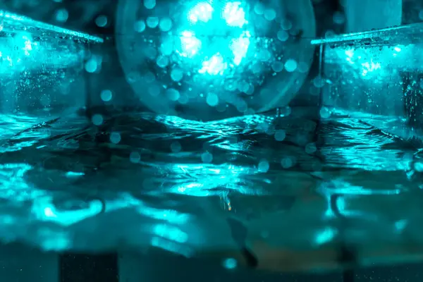 Suyun dokusu, hava kabarcıklarının oluşturduğu gürleyen bir kaostur. Mavi ışıkta dışarıya doğru kaçıyorlar.