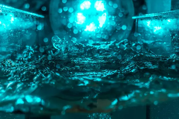 Suyun dokusu, hava kabarcıklarının oluşturduğu gürleyen bir kaostur. Mavi ışıkta dışarıya doğru kaçıyorlar.