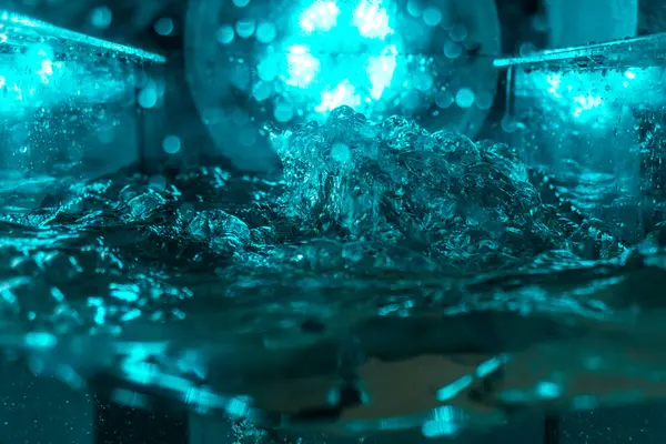 Suyun dokusu, hava kabarcıklarının oluşturduğu gürleyen bir kaostur. Mavi ışıkta dışarıya doğru kaçıyorlar.