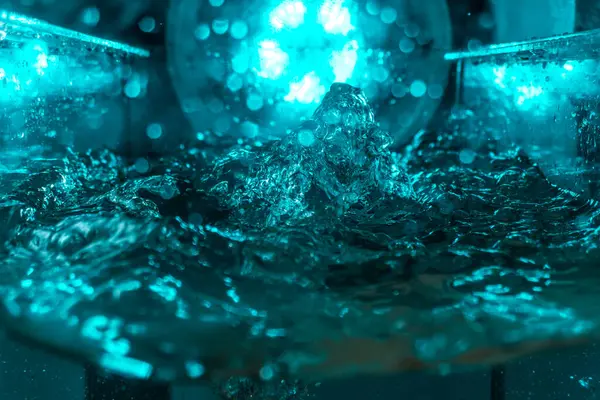 Suyun dokusu, hava kabarcıklarının oluşturduğu gürleyen bir kaostur. Mavi ışıkta dışarıya doğru kaçıyorlar.