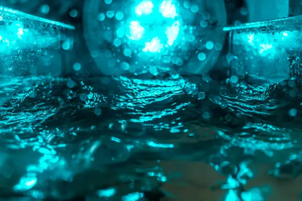 Suyun dokusu, hava kabarcıklarının oluşturduğu gürleyen bir kaostur. Mavi ışıkta dışarıya doğru kaçıyorlar.