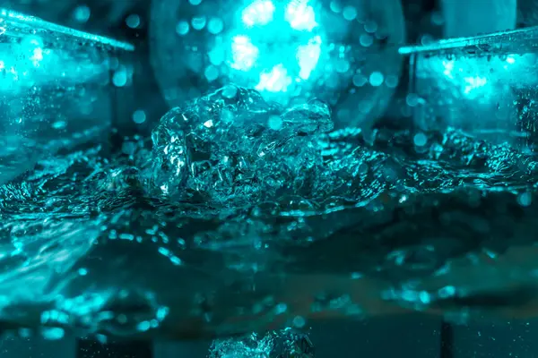 Suyun dokusu, hava kabarcıklarının oluşturduğu gürleyen bir kaostur. Mavi ışıkta dışarıya doğru kaçıyorlar.