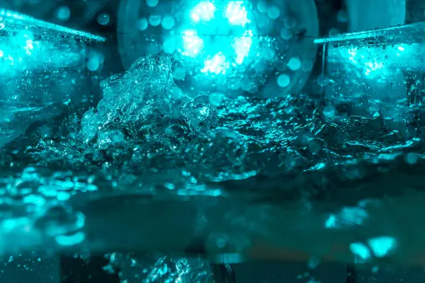 Suyun dokusu, hava kabarcıklarının oluşturduğu gürleyen bir kaostur. Mavi ışıkta dışarıya doğru kaçıyorlar.