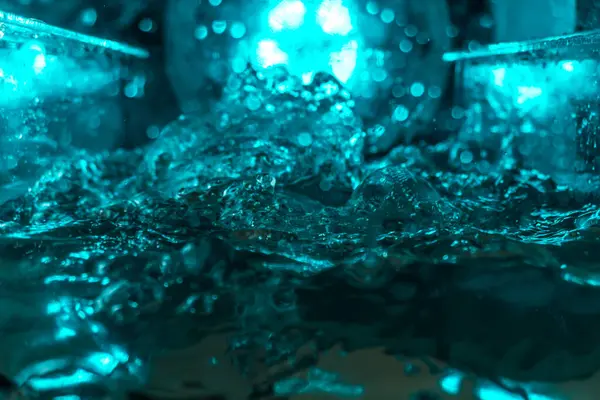 Suyun dokusu, hava kabarcıklarının oluşturduğu gürleyen bir kaostur. Mavi ışıkta dışarıya doğru kaçıyorlar.