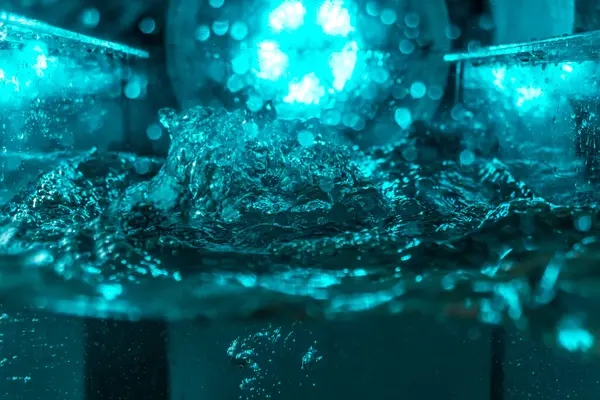 Suyun dokusu, hava kabarcıklarının oluşturduğu gürleyen bir kaostur. Mavi ışıkta dışarıya doğru kaçıyorlar.