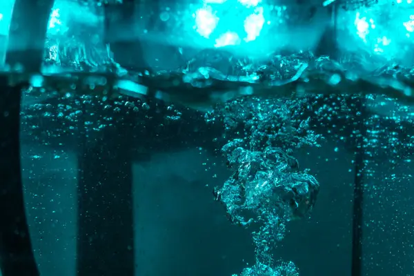 Suyun dokusu, hava kabarcıklarının oluşturduğu gürleyen bir kaostur. Mavi ışıkta dışarıya doğru kaçıyorlar.