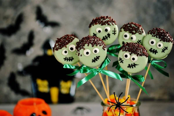 Halloween Traiter Lumineux Chocolat Sucré Cakepops Monstres Sur Fond Sombre — Photo