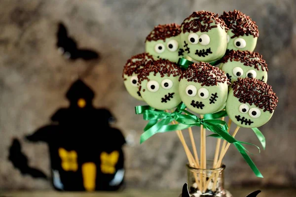 Halloween Traiter Lumineux Chocolat Sucré Cakepops Monstres Sur Fond Sombre — Photo