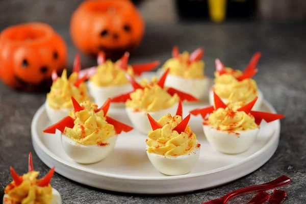 悪魔の卵をぬいぐるみ かわいいハロウィン前菜のアイデア — ストック写真