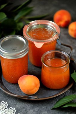 Kavanozda ev yapımı organik şeftali reçeli.