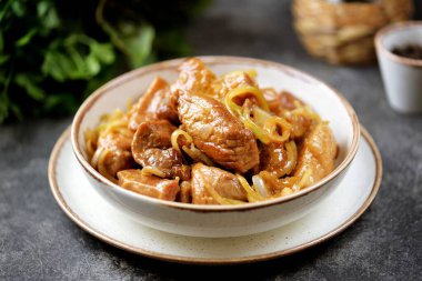 Soğan soslu sığır eti.