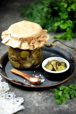 Dereotlu ve soğanlı salatalık dilimleri..