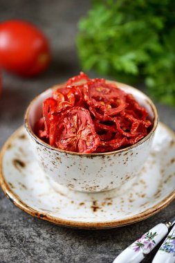 Ev yapımı kurutulmuş domates cipsi ve deniz tuzu..