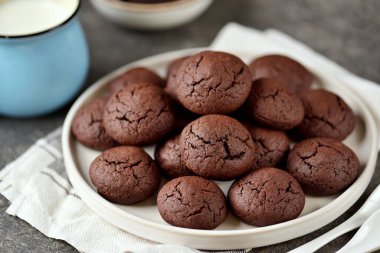 Ev yapımı çatlak çikolatalı kurabiyeler..