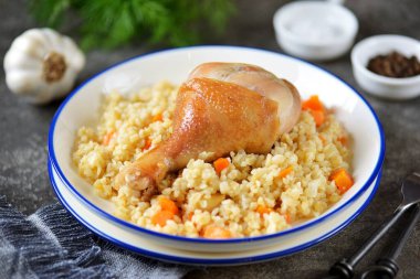Tavuk budu fırında bulgur ve sebzeyle pişirildi..