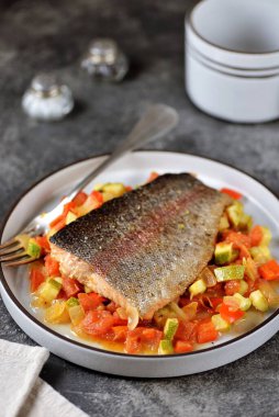 Sebzeli beyaz şaraba bulanmış yabani alabalık. Sağlıklı yemek..