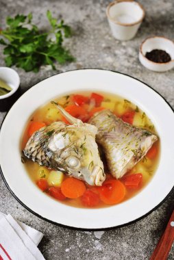 Nehir sazan balığının başı ve kuyruğundan çorba