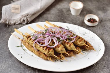 Ev yapımı sığır eti ve kırmızı soğanlı tavuk kebabı..