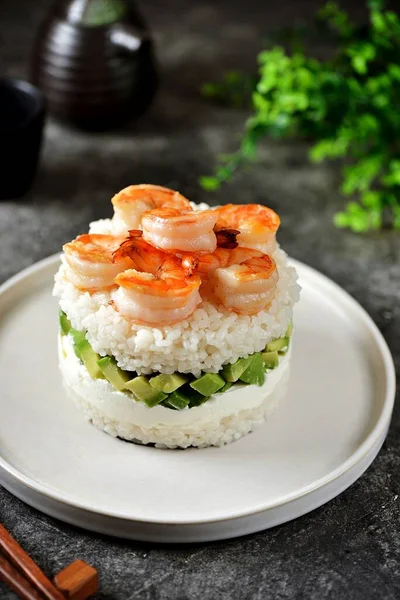 Salade Zoals Sushi Met Garnalen Roomkaas Avocado Rechtenvrije Stockafbeeldingen