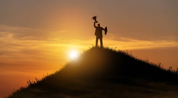 Silhouette Győzelem Üzletember Trófeával Felmászott Hegy Tetejére Napfény Háttér Siker — Stock Fotó