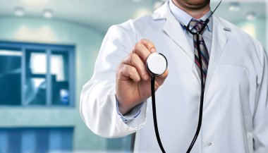 Steteskop elinde hastane geçmişi olan bir tıp doktoru. Tıbbi ve Sağlık Konsepti.