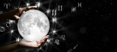 Astrolojik zodyak işaretleri ayın üzerinde. Gökteki yıldızların bilgisini. Evrenin gücü kavramı.