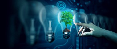 Ampuldeki insan eli dijital yakınsama ve teknoloji arka planıyla doğayı işaret ediyor. Ekoloji, Enerji, Çevre, Yeşil Teknoloji ve Bilişim Etik Konsepti.