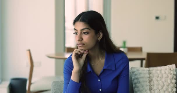 Задумчивая Молодая Привлекательная Индийская Женщина Смотрит Глубокие Мысли Думая Проблемах — стоковое видео