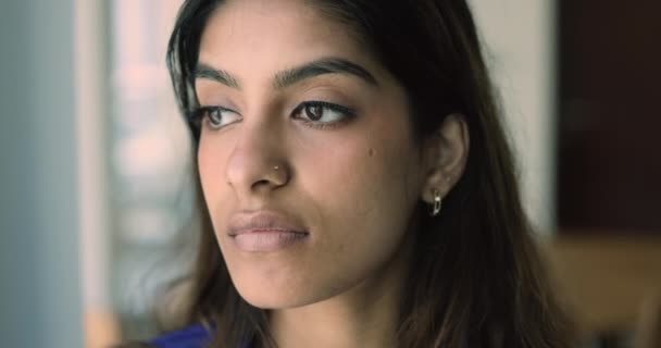 严肃的 沉思的 美丽的印度年轻女人随意地把脸的肖像拉近了 有思想的20多岁女孩 鼻孔穿孔 目光投向别处 沉思问题 做白日梦 — 图库视频影像