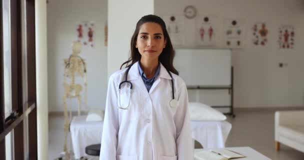 Positivo Bela Jovem Mulher Médica Hispânica Vestindo Casaco Branco Sala — Vídeo de Stock