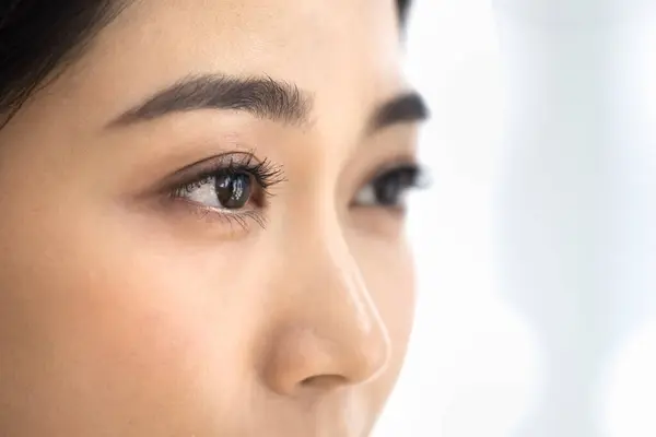 Black Eyes Young Asian Woman Mascara Extensional Eyelashes Looking Away — Stockfoto