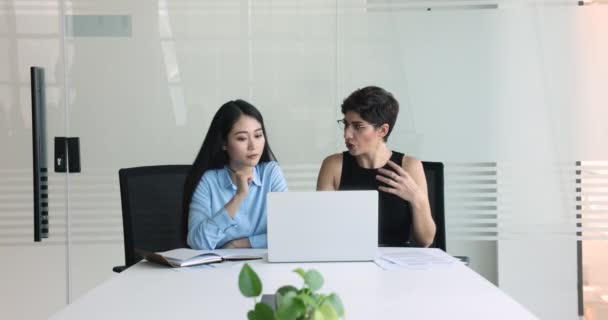 Cliente Multiétnico Mulheres Designer Discutindo Projeto Laptop Cliente Explicando Desejos — Vídeo de Stock