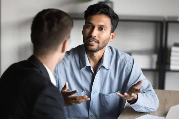 Inspirierter Junger Indischer Unternehmer Gespräch Mit Geschäftspartner Beratender Finanzspezialist Rechtsexperte — Stockfoto