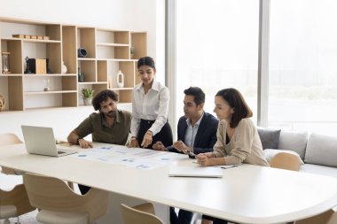 Ciddi genç proje yöneticisi kadın satış pazarlama meslektaşları, yatırımcılar, toplantı masasında duran, istatistiksel verilerle belgeye işaret eden, ortaklarla konuşan