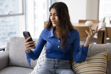 Sinirli genç Hintli kadının internet bağlantısı kötü, çevrimiçi iletişim problemleri var, başvuru hatası, mesajdan kötü haberler, video çağrısı...