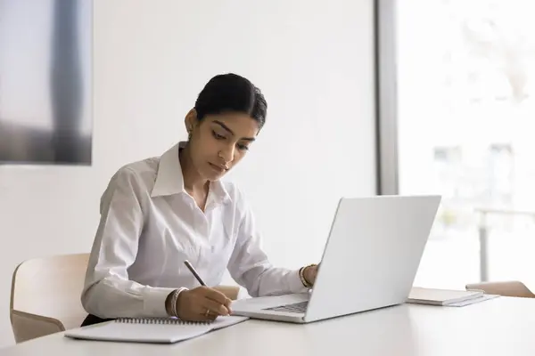 Allvarligt Söt Indiska Företag Professionell Flicka Skriva Anteckningar Laptop Beräkna Royaltyfria Stockfoton