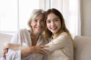 Kameraya bakan olgun bir anne ve küçük bir kızın portresi. Aile sevgisi, destek, ergen ve anne arasındaki anlayış, sarsılmaz sevgi, gerçek arkadaşlık, derin bir bağ hissi.