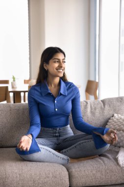 20 'li yaşlarda genç, güzel bir Hintli kız. Meditasyon koltuğunda oturmuş, mutlu düşüncelerle kafasını çeviriyor. Zen el hareketlerini, gülümsemelerini, stres atmalarını, duygusal uyumlarını koruyor.