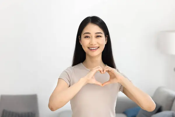 Glada Attraktiv Ung Asiatisk Kvinna Visar Handen Hjärta Finger Bröstet Royaltyfria Stockbilder