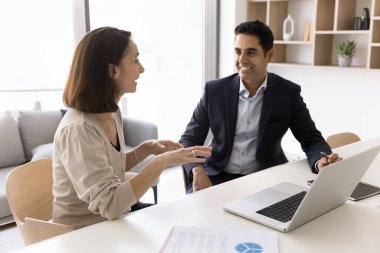 İşbirliği, çalışma masasında çalışma projesi, toplantı odasında fikirler üzerine beyin fırtınası gibi konuları tartışan iş arkadaşlarınız kutlu olsun. Olgun bir iş kadını genç bir erkek arkadaşla konuşuyor.