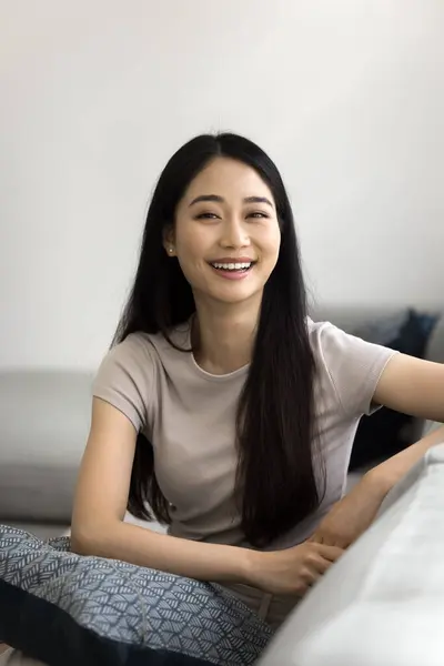 Glada Vackra Unga Asiatiska Kvinna Tittar Kameran Med Toothy Leende Stockbild