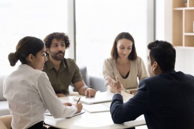 Orta yaşlı Hintli iş adamlarının iş arkadaşlarıyla yaptığı görüşler, beyin fırtınası konusunda yaratıcı fikirleri paylaşmak, proje yönetimini tartışmak, iş arkadaşlarıyla takım çalışması