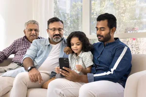 Familiares Indianos Focados Quatro Gerações Diferentes Usando Aplicativo Line Serviço — Fotografia de Stock